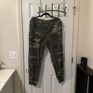 TNA camo joggers size large Aritizia